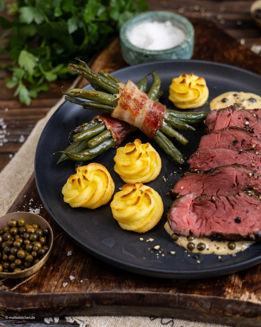 Steak mit grünen Bohnen, Au Poivre Sauce und Herzoginkartoffeln.