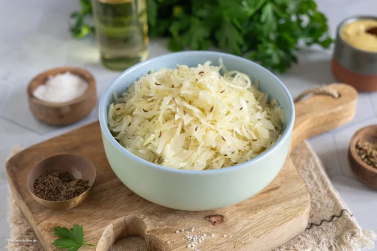 Klassischer Krautsalat ▷ knackig, frisch & lecker