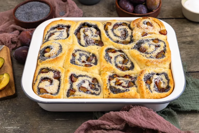 Mohnschnecken mit Zwetschgen