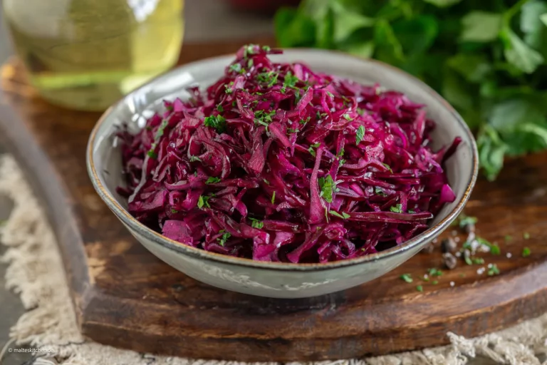 Rotkohlsalat meiner Oma: köstlich und das ohne zu kneten!
