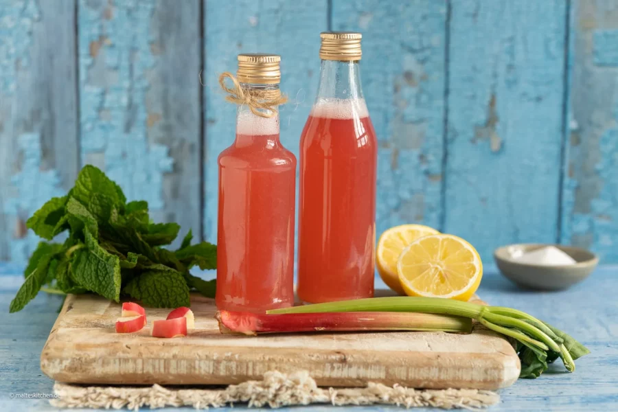Rhabarbersirup mit Zitrone