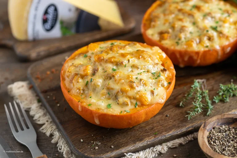 Gefüllter Kürbis mit Hackfleisch – goldgelb überbacken