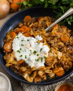Leckerer Spitzkohl mit Hackfleisch aus der Pfanne.