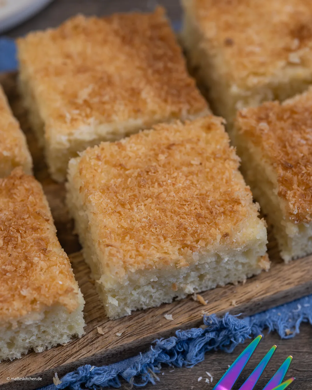 Délicieux gâteau en feuille au babeurre et à la noix de coco