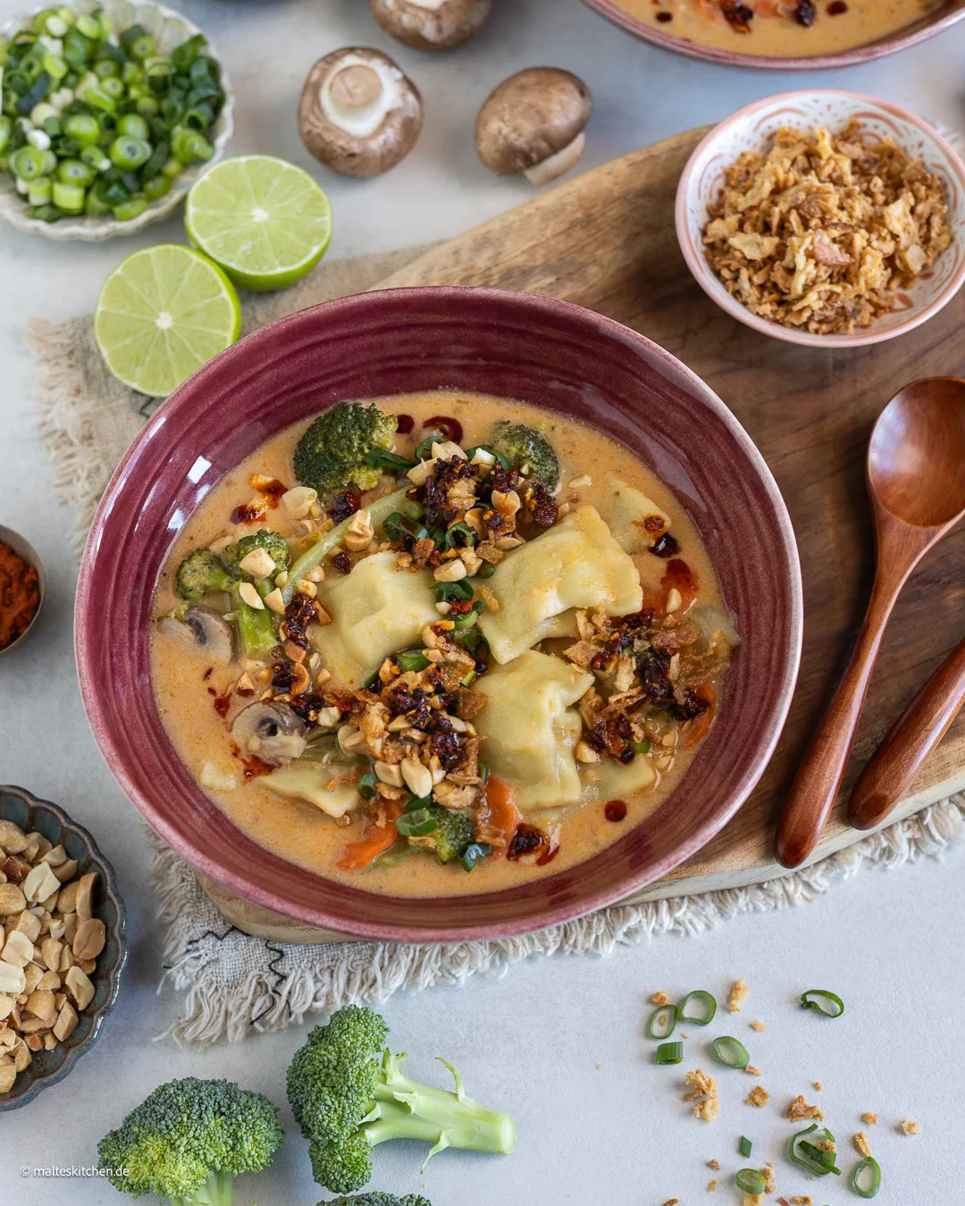 Soupe à la pâte de curry rouge et Maultaschen