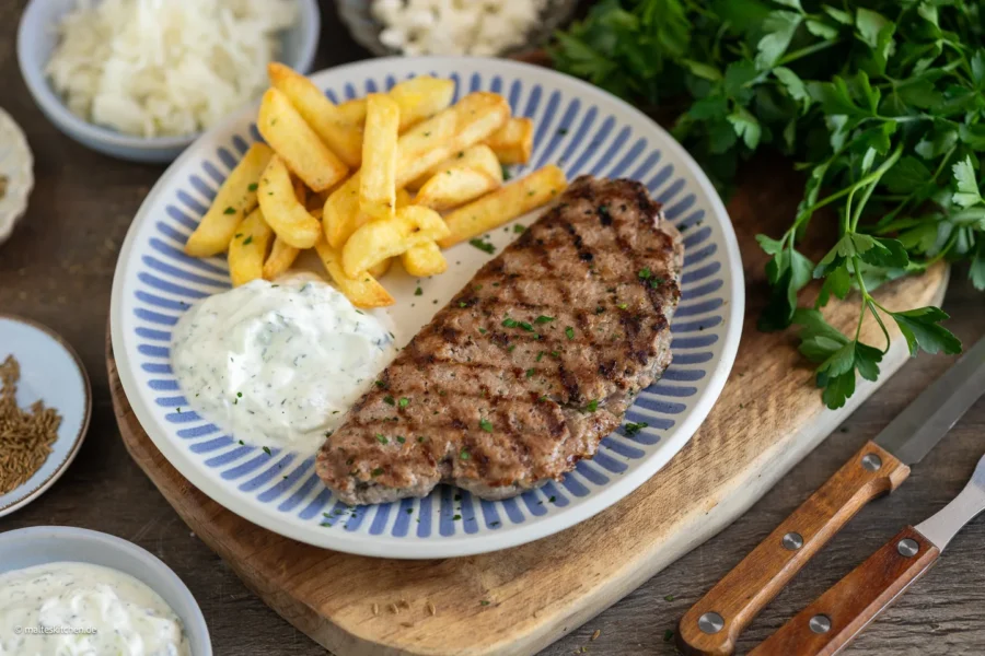 Griechische Bifteki mit Feta