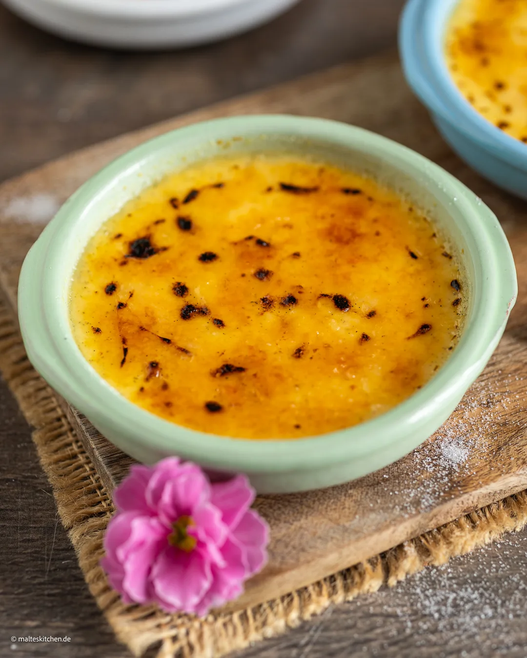 Un délicieux dessert français : la crème brûlée.