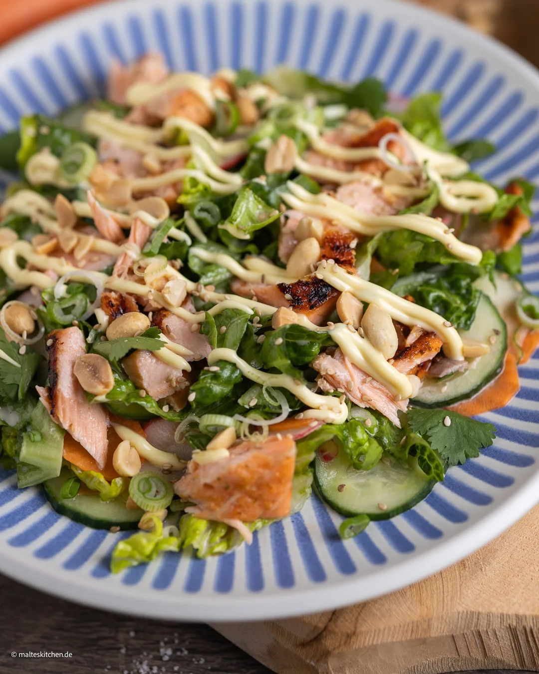 Super leckerer Salat mit Lachs im Banh Mi Stil