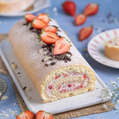 Biskuitrolle mit Erdbeeren