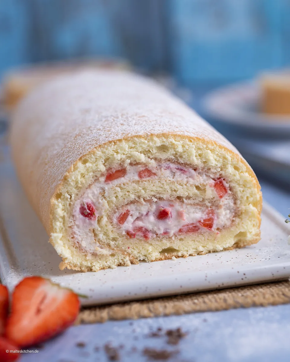Sommerliche Biskuitrolle mit Erdbeerfüllung