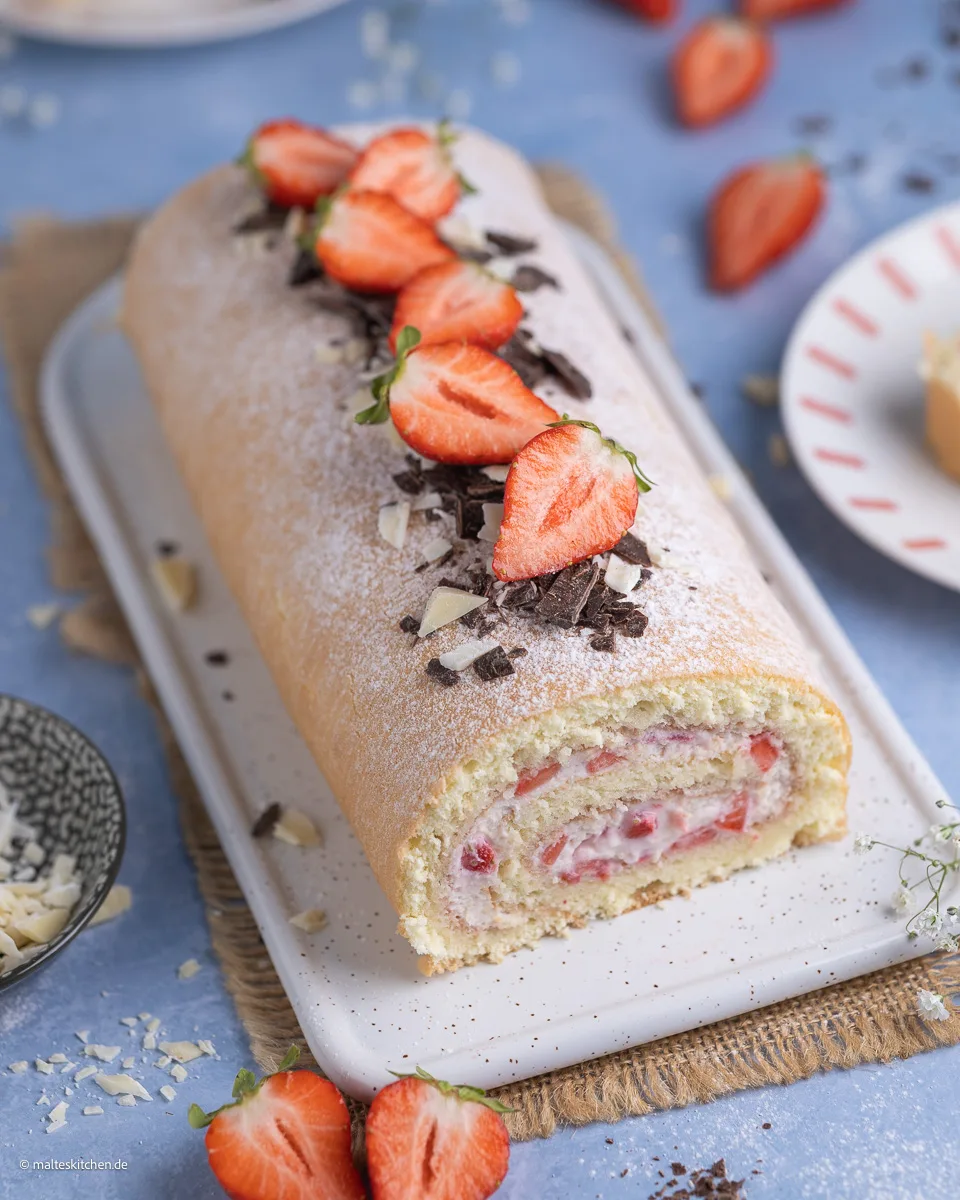 Fluffiger Biskuitteig gefüllt mir Erdbeeren und Sahnecreme.