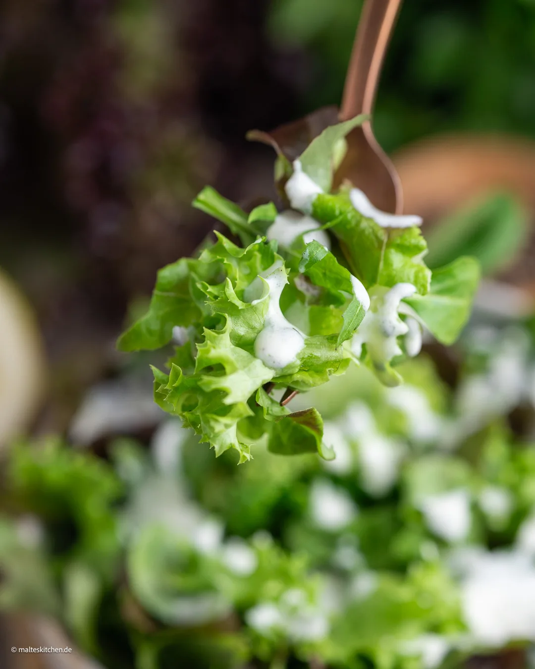 Leckerer Salat mit cremigem Joghurt-Dressing