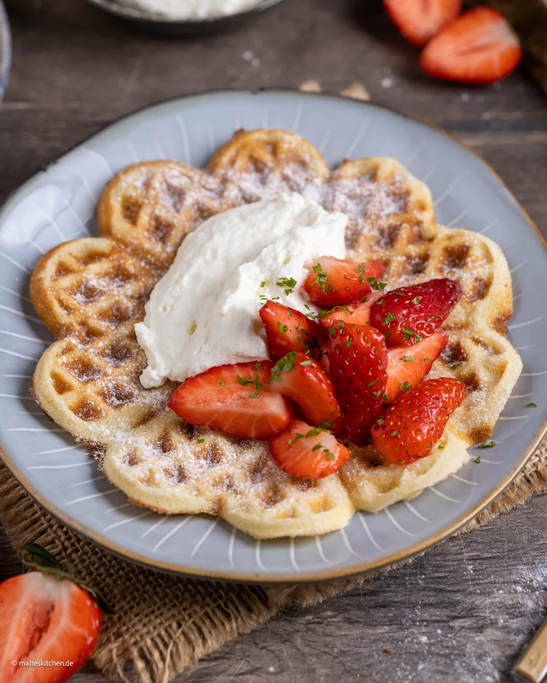 Leckere Waffeln mit Erdbeeren und Sahne