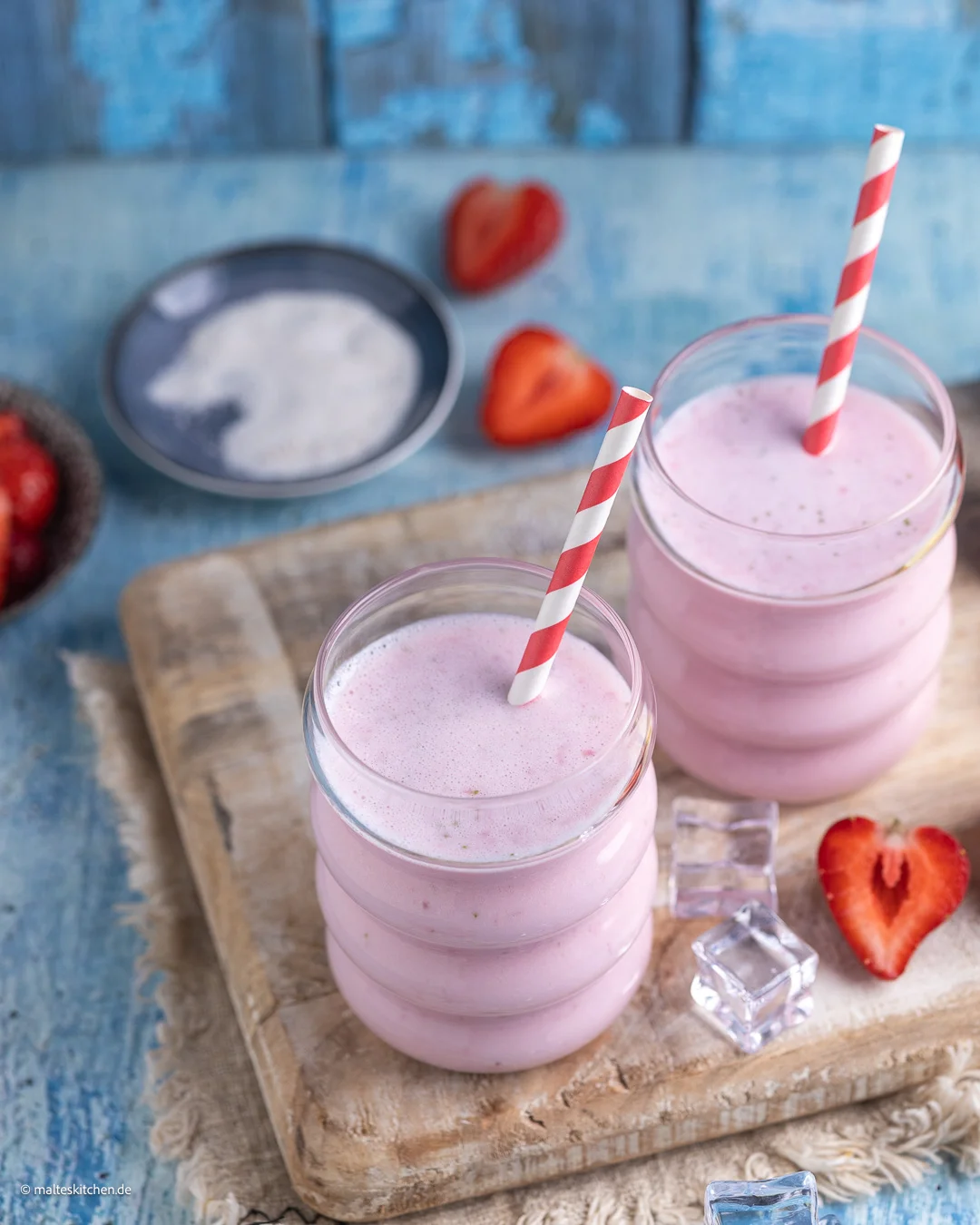 Milch mit frischen Erdbeeren