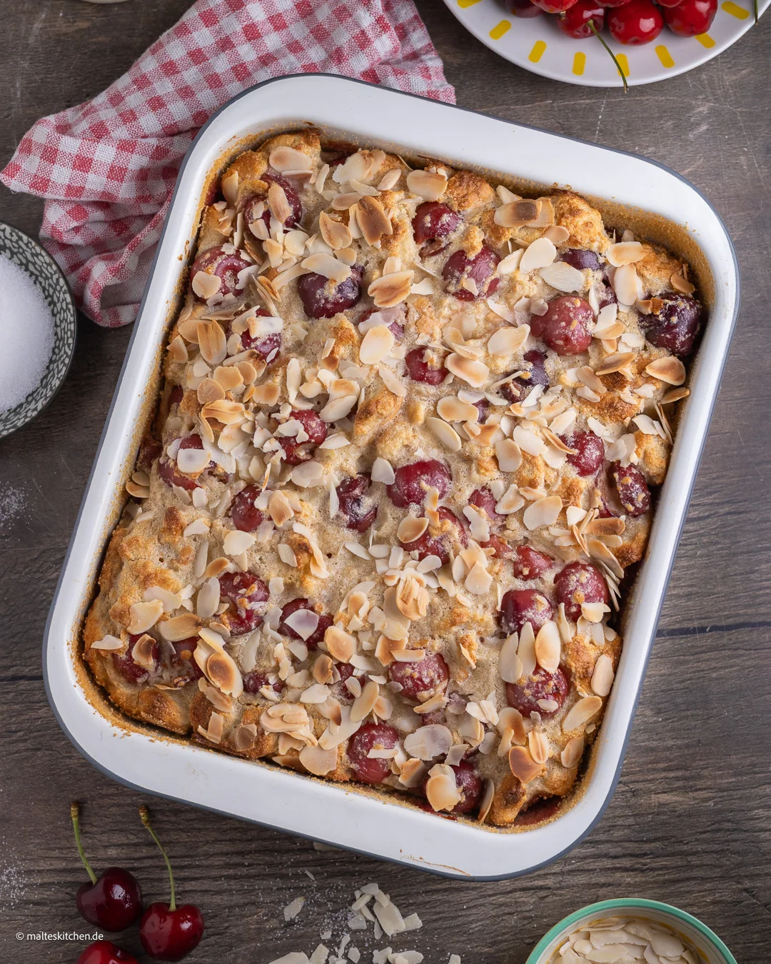 Frisch aus dem Ofen - Auflauf mit Kirschen und Mandelblättchen