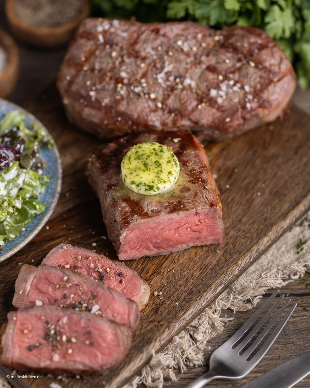 Rumpsteak mit Kräuterbutter grillen