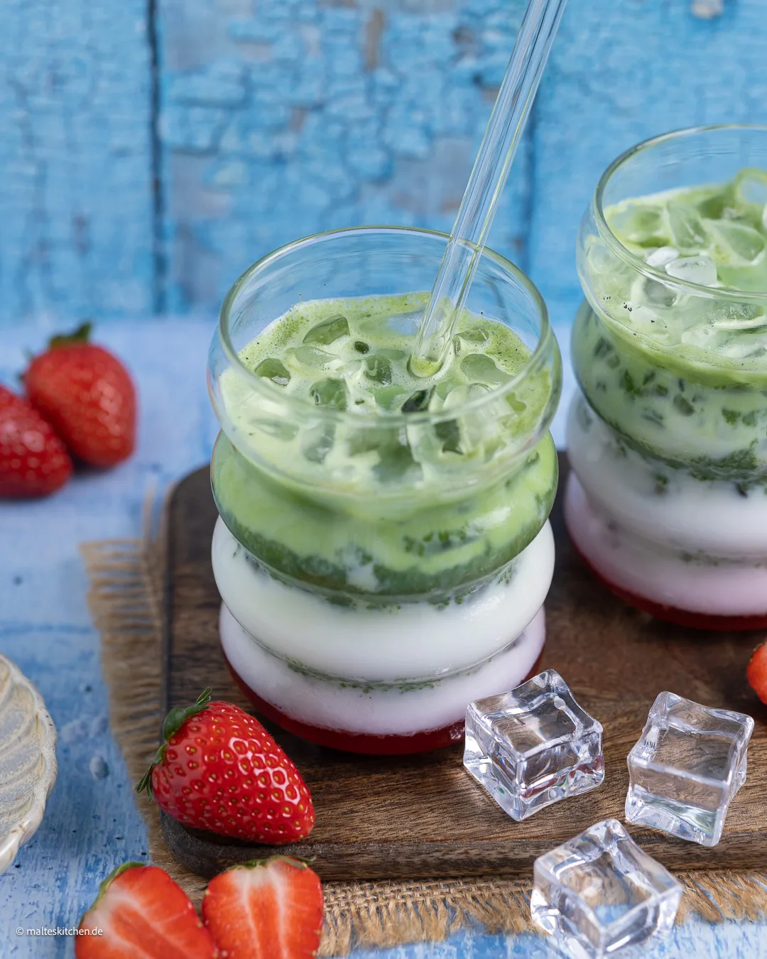 Erfrischend und lecker - der Matcha Latte mit Edbeeren.