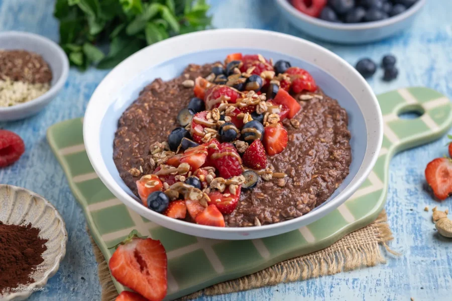 Porridge mit Schokolade, Nüsse und Beeren