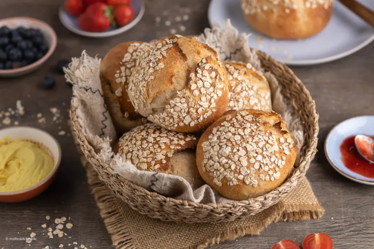 Knusprige Dinkelbrötchen mit Hafer: mit Übernachtgare