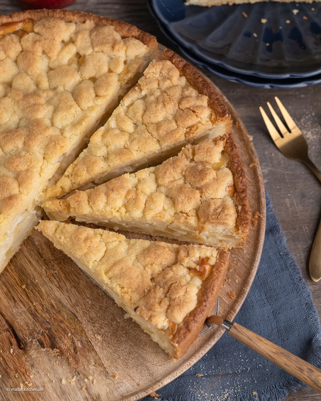 Kuchen mit Äpfeln und Puddingfüllung