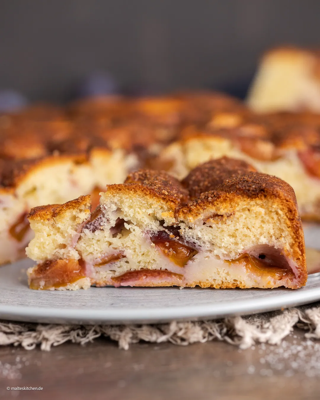 Saftiger Kuchen mit lockerem Rührteig und Zwetschgen