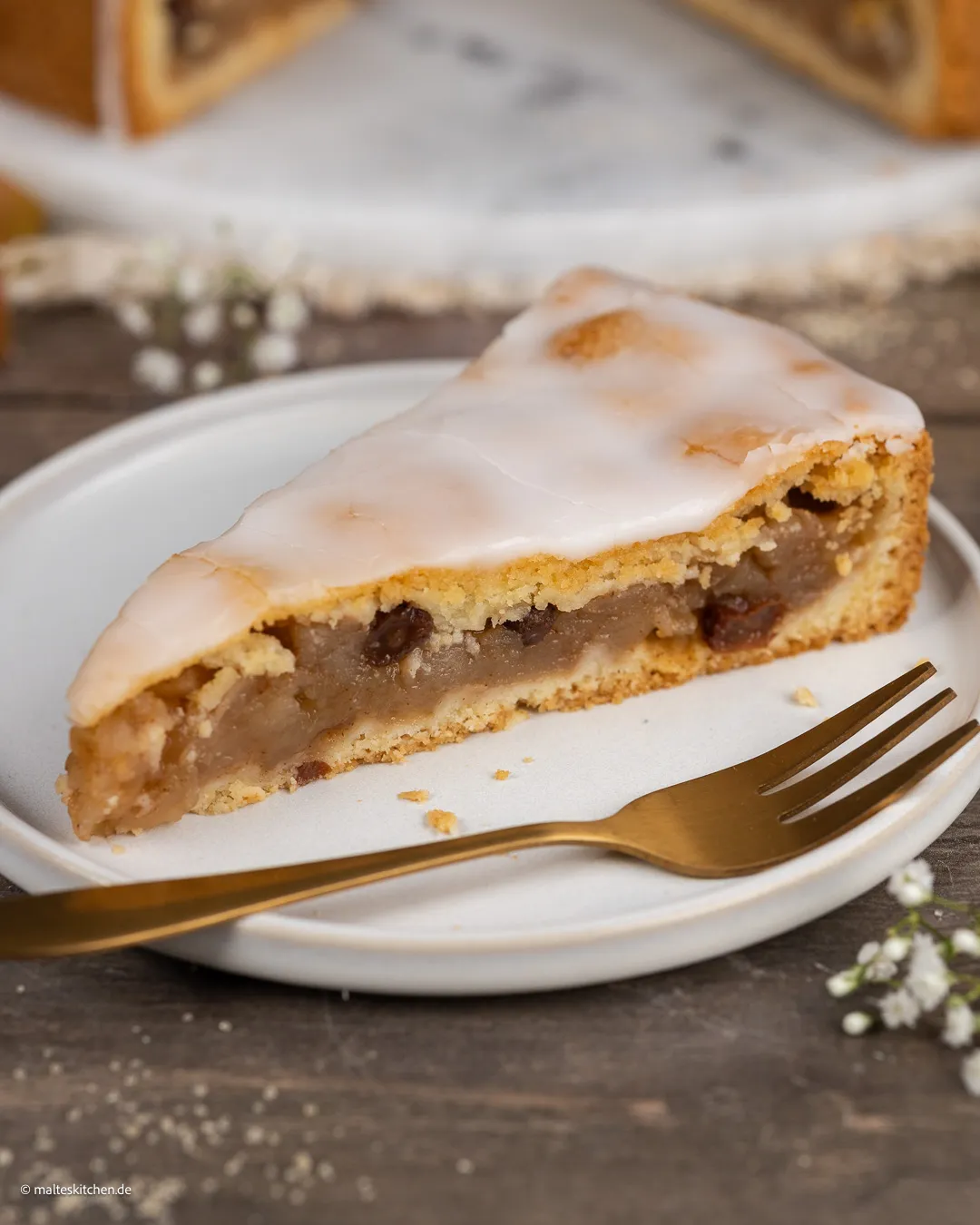 Ein leckerer Apfelkuchen mit Deckel und Zuckerguss