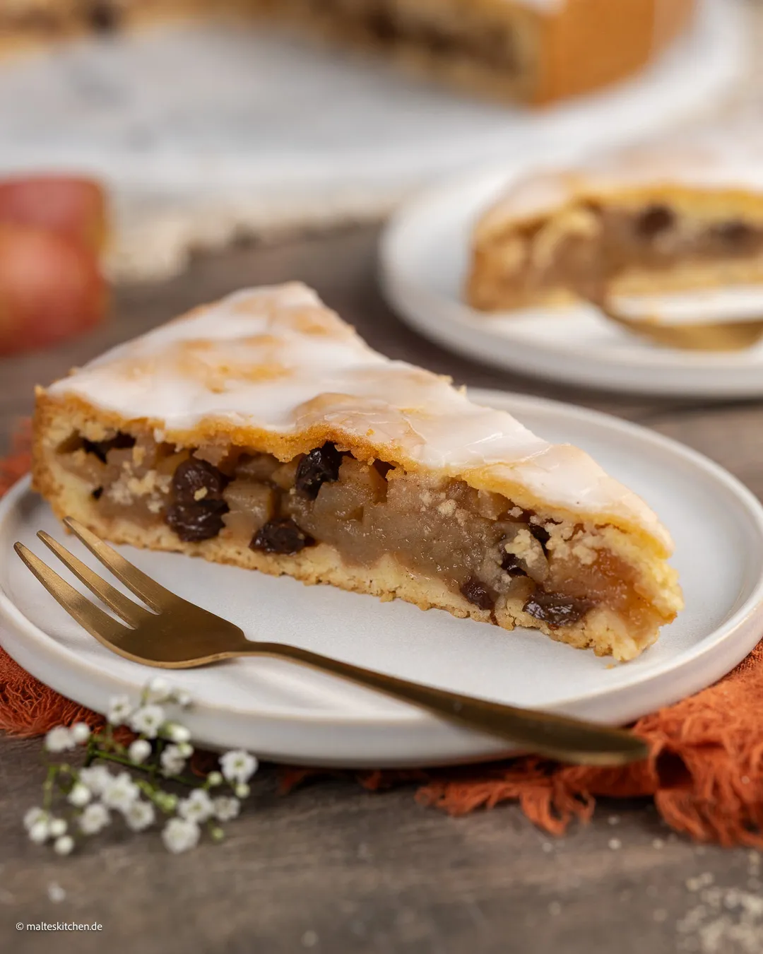 Gedeckter Apfelkuchen mit Zuckerguss