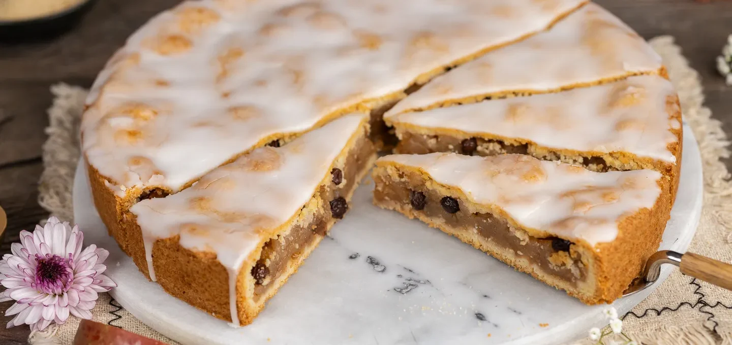 Gedeckter Apfelkuchen mit Zuckerguss