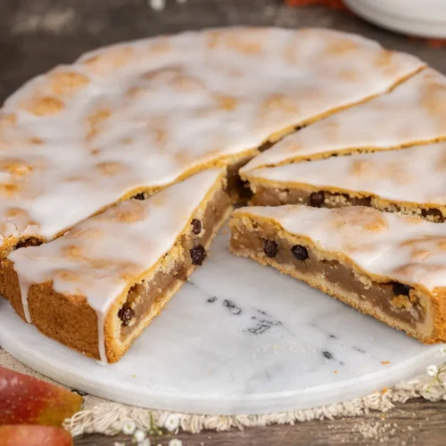 Gedeckter Apfelkuchen mit Zuckerguss