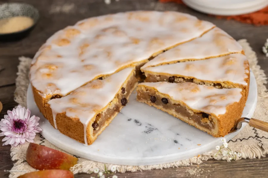 Gedeckter Apfelkuchen mit Zuckerguss